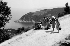 Italy, the Tuscan island of Elba, people in vespa, 1964. (Photo by: Touring Club Italiano/Marka/Universal Images Group via Getty Images)